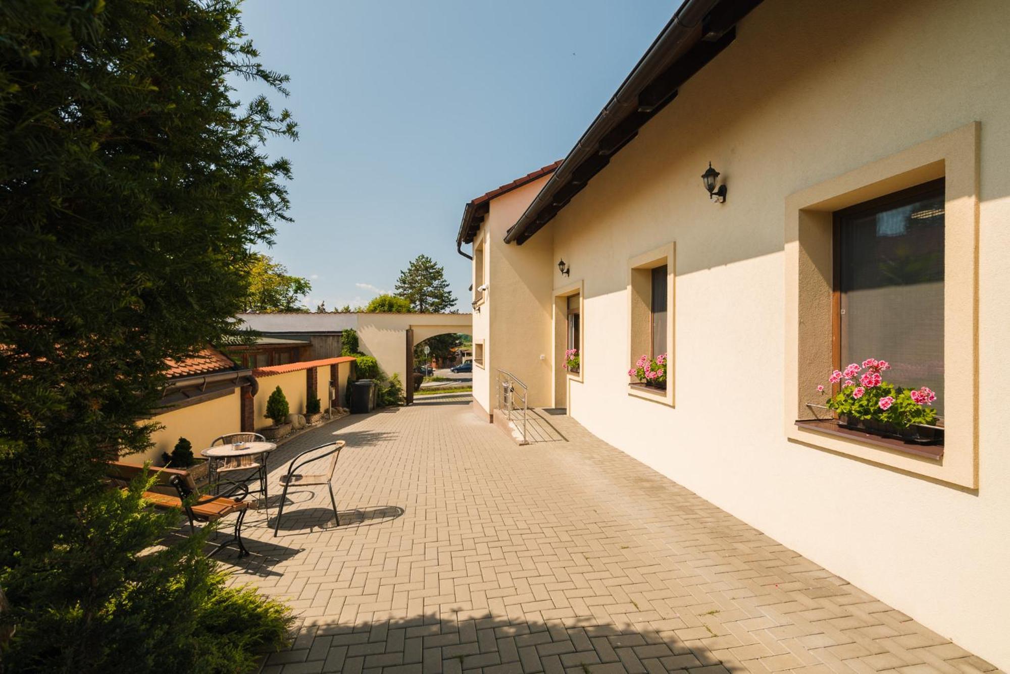 Penzion Sezemice Экстерьер фото